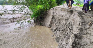 তিস্তার স্রোতে ভেঙেছে গ্রামরক্ষা বাঁধ, আতঙ্কে এলাকাবাসী