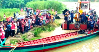 মুন্সীগঞ্জে ডুবে যাওয়া ট্রলার উদ্ধার, তিন শিশু নিখোঁজ