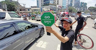 ট্রাফিক পুলিশকে সহায়তায় রাজধানীর সড়কে ৬৬ শিক্ষার্থী