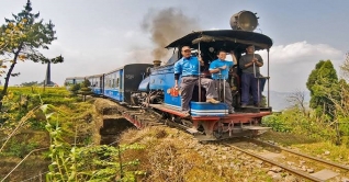 দার্জিলিং: টয়ট্রেন নিয়ে যাবে চা বাগানে